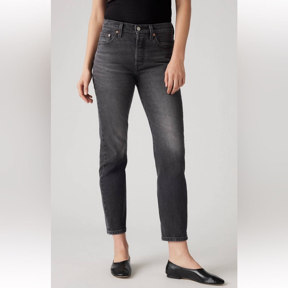 Levi's 501 crop Black Jeans size 27w 28l